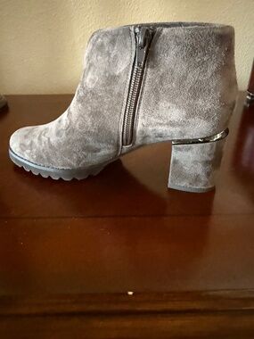 Vaneli, size 5, Taupe suede boot
